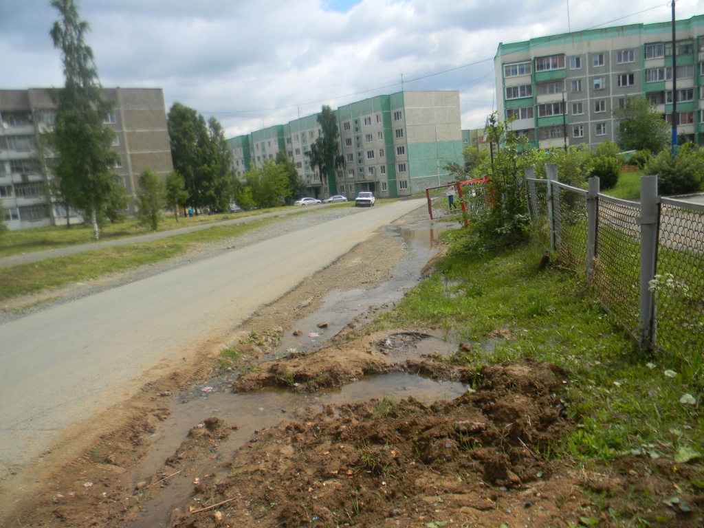 Разрытые траншеи и потоки воды не украшают город